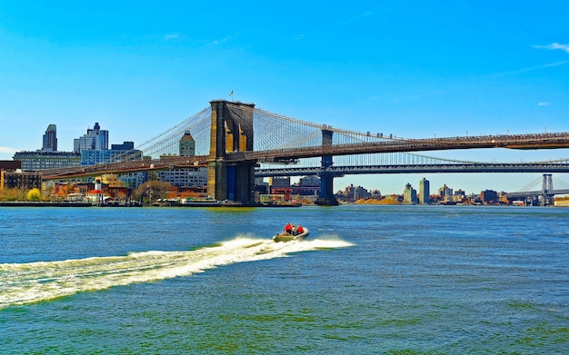 Pont de Manhattan et de Brooklyn sur East River, New York, États-Unis. Il est parmi les plus anciens des États-Unis d'Amérique. New York, États-Unis. Skyline et paysage urbain. Construction américaine