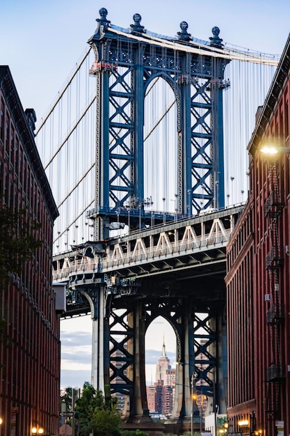 Le pont de Manhattan dans la ville