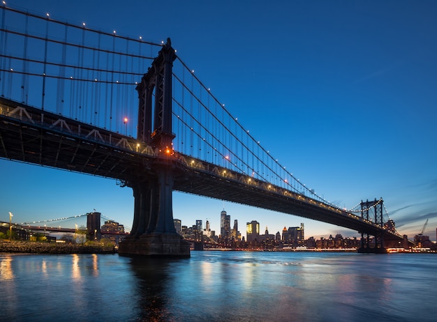 Pont de Manhattan la nuit