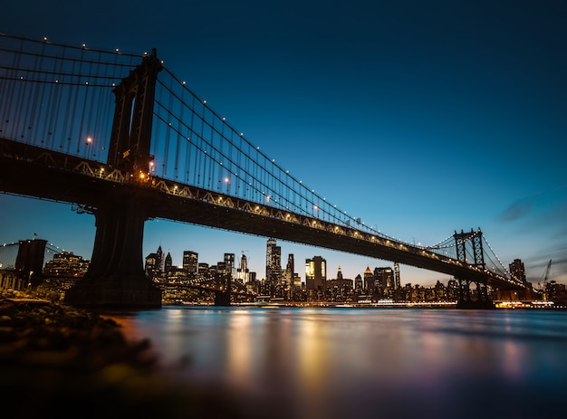 Pont de Manhattan la nuit