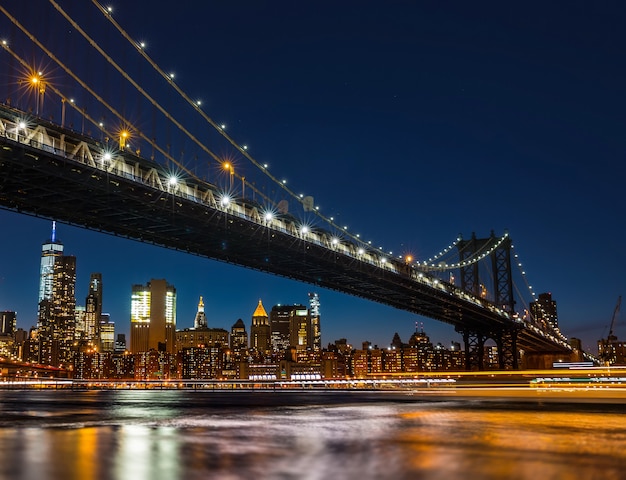 Pont de Manhattan la nuit