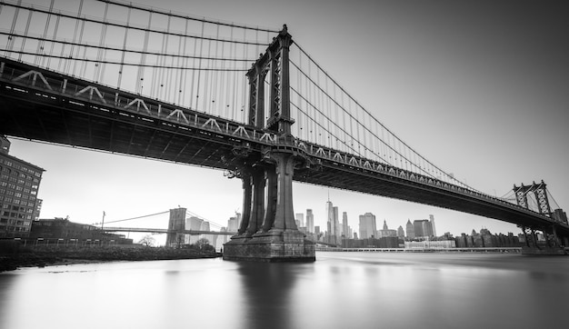 Pont de Manhattan vu de la côte à côté de la zone DUMBO au crépuscule avec un ciel complètement dégagé