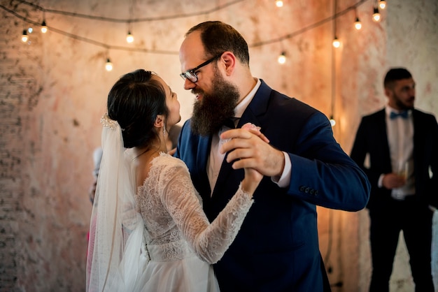 Pont et le marié le jour du mariage