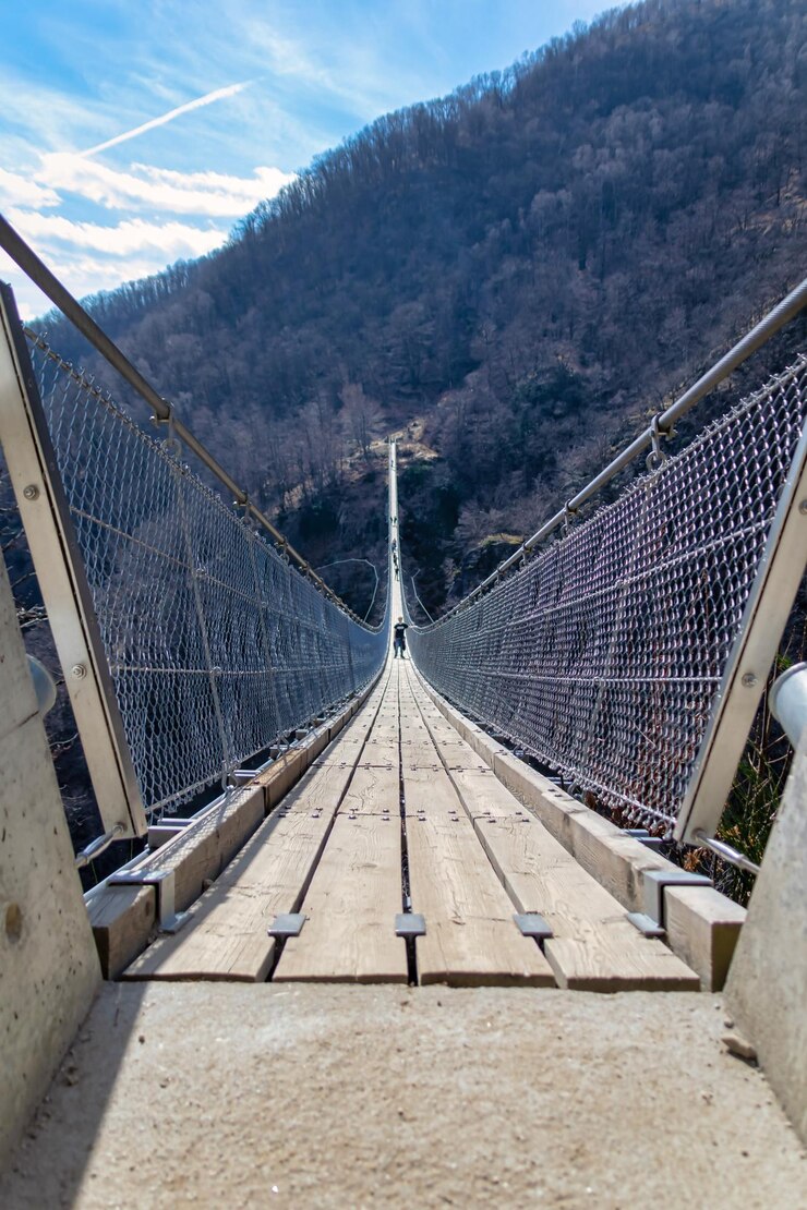 Photo un pont menant vers les montagnes contre le ciel