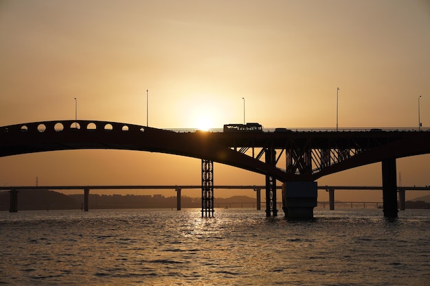 Pont sur la mer contre le ciel au coucher du soleil