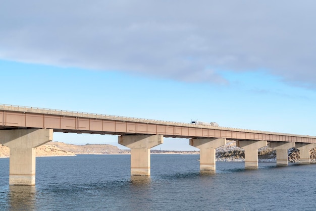 Photo pont sur la mer contre le ciel