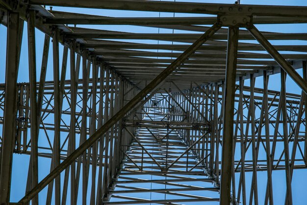 Photo un pont en métal contre le ciel