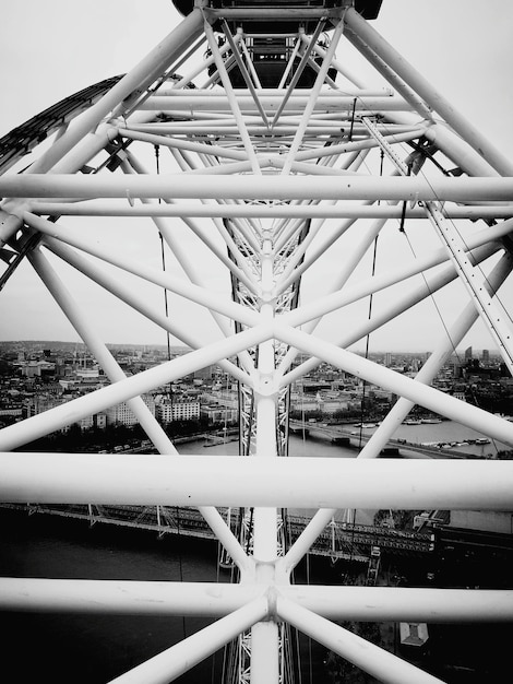 Photo un pont en métal contre le ciel