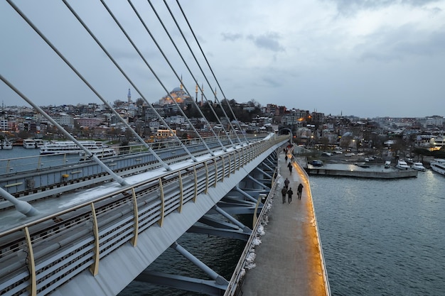 Pont de métro Halic et mosquée Suleymaniye à Istanbul Turquie