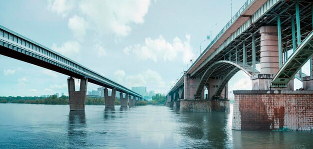 Pont de métro et pont communal sur la rivière Ob à Novossibirsk, Russie