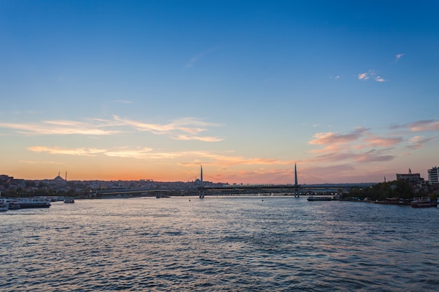 Photo pont de métro à travers la corne d'or à istanbul, turquie