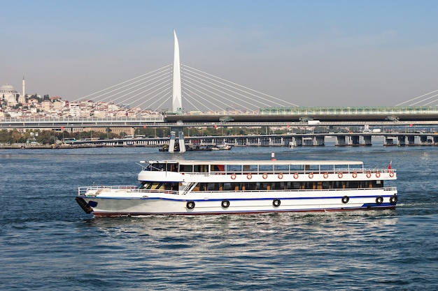 Pont de métro à travers la Corne d'Or à Istanbul, Turquie