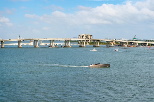 Pont de Miami et bateau pont de miami point de destination pont de miami pour voyager