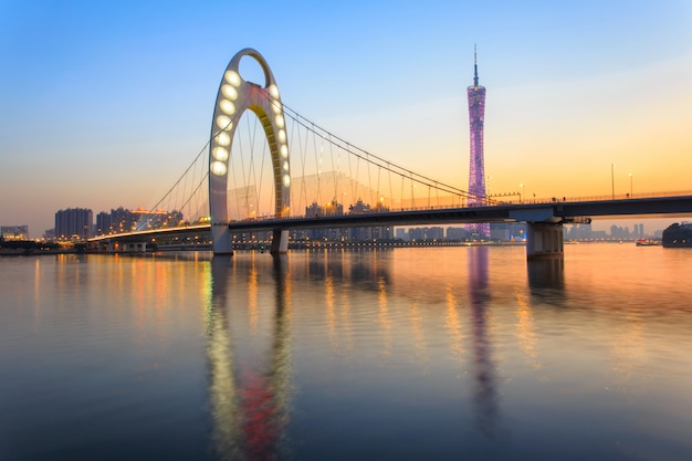 Pont moderne dans la rivière Zhujiang et bâtiment moderne du quartier financier de la ville de guangzhou