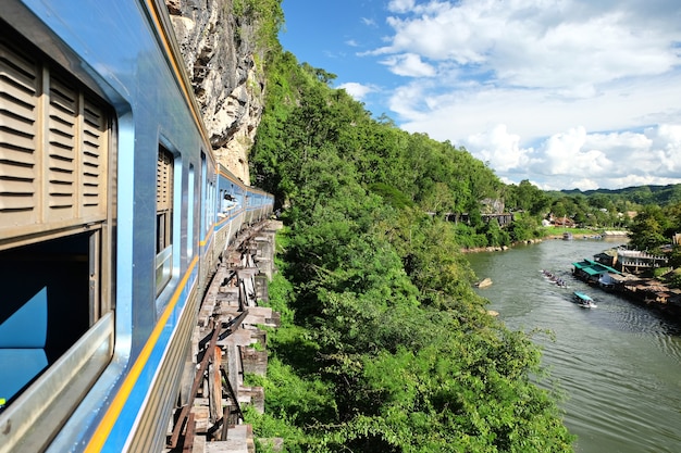 Le pont de la mort des chemins de fer et de la rivière, kanchanaburi -Thaïlande