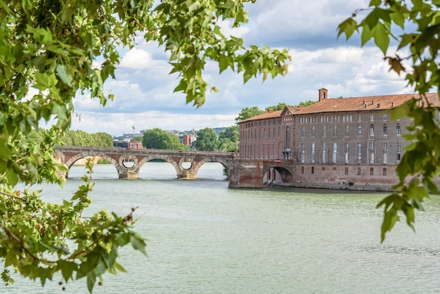 Photo pont neuf sur la garonne avec un bâtiment en arrière-plan