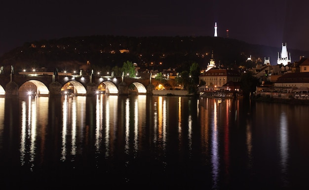 Pont de nuit sur la rivière avec des lanternes à Prague République Tchèque