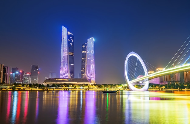 Pont de nuit et sur les toits de la ville de Nanjing, Chine