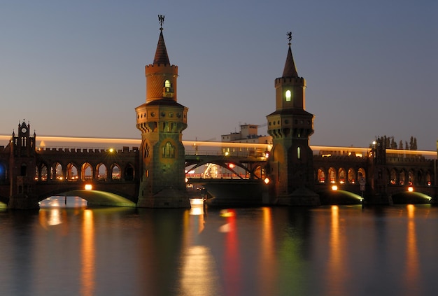 Pont oberbaum éclairé sur la rivière la nuit