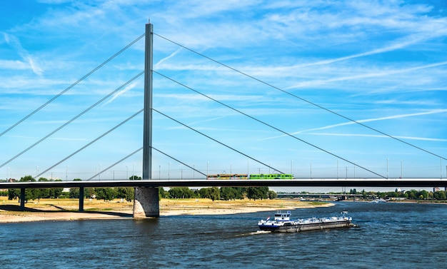 Pont Oberkasseler sur le Rhin à Düsseldorf en Allemagne