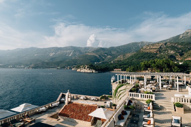 Pont d'observation sur l'île de sveti stefan surplombant la plage royale de la villa milocer