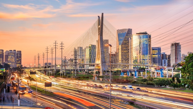 Pont Octavio Frias de Oliveira à Sao Paulo Brésil au crépuscule