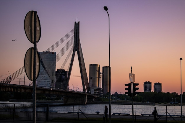 Photo un pont avec un panneau qui dit 