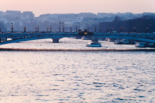 Pont à Paris sur le coucher du soleil bleu rose