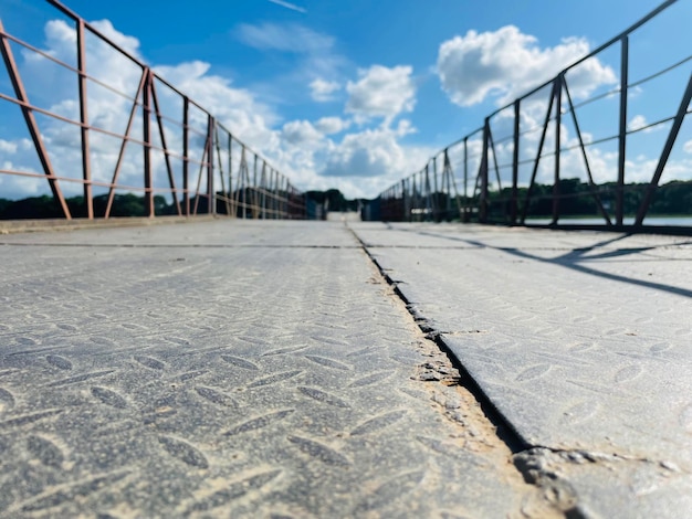 Pont de paysage photo rapprochée belle mer et grand ciel nuageux