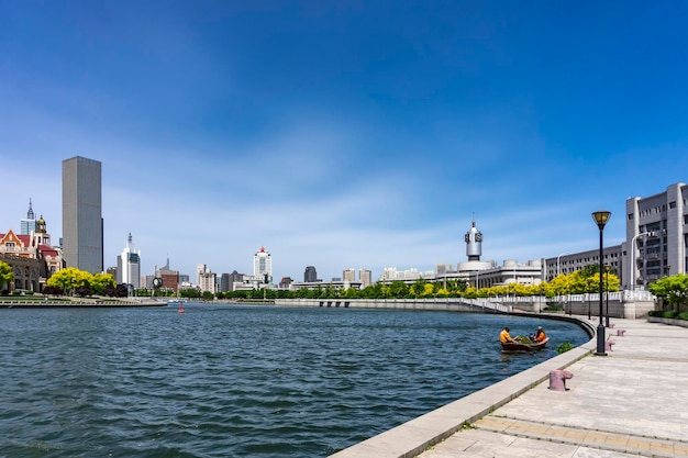 Pont, paysage de ville et horizon d'architecture moderne par la rivière Haihe à Tianjin, Chine