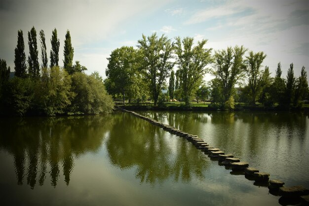 Photo pont de pierre au-dessus d'une rivière puissante