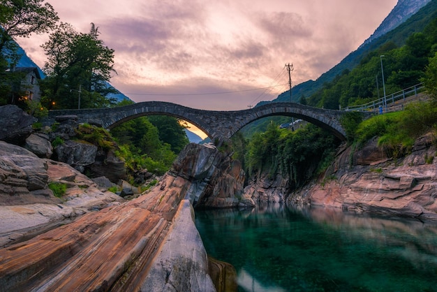 Pont de pierre à double arc à lavertezzo suisse