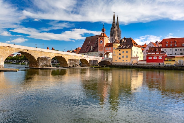 Pont de pierre ensoleillé, cathédrale et vieille ville de Ratisbonne, Bavière orientale, Allemagne