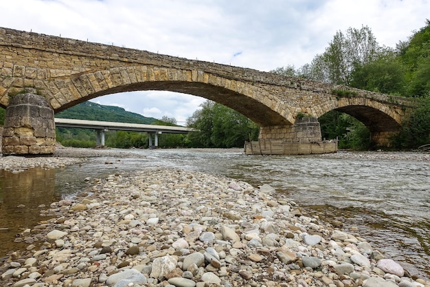 Pont de pierre pittoresque Dakhovsky sur la rivière Dakh Adygea Russie 2021