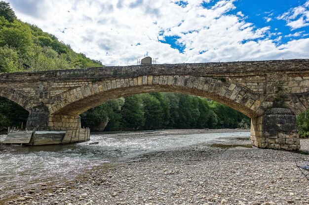 Pont de pierre pittoresque Dakhovsky sur la rivière Dakh Adygea Russie 2021