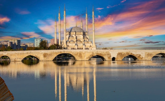 Photo pont de pierre takpr en turc et la mosquée principale d'adana turquie