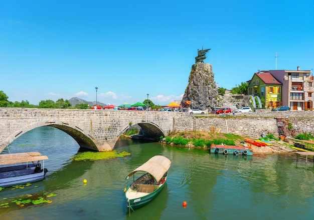 Pont de pierre à Virpazar