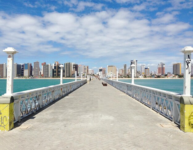 Pont piétonnier contre le ciel sur la plage en ville