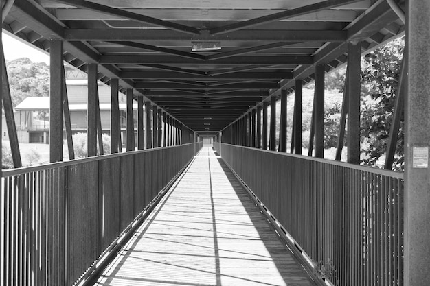 Photo pont piétonnier métallique en ville