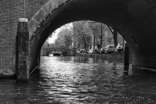 Photo pont piétonnier sur la rivière en ville