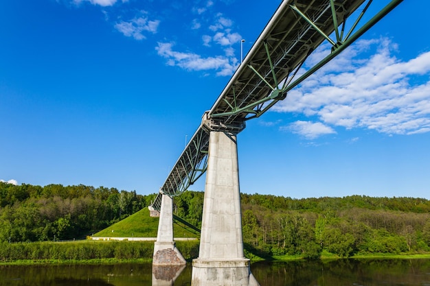 Pont piétonnier White Rose sur la rivière de Nemunas. Alytus, Lituanie