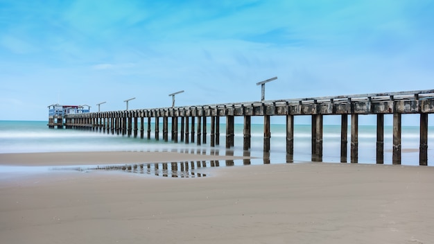 Pont à la plage de Mae Rumphueng à Rayong, Thaïlande