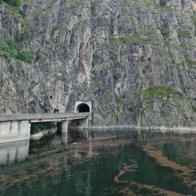 Un pont sur un plan d'eau