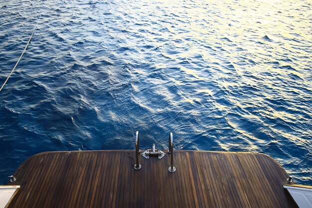 pont de plongée yacht échelle dans la mer