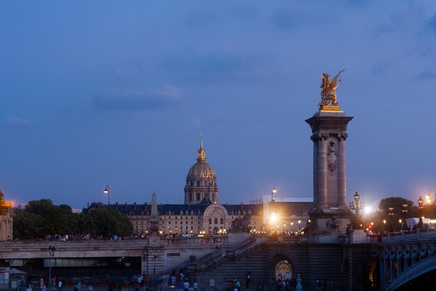 Pont Pont Alexandre III et lampadaires illuminés au coucher du soleil 7e arrondissement Paris France