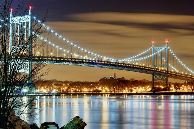 Photo un pont avec un pont qui dit le nom de la rivière