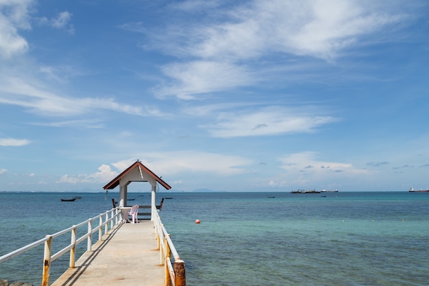 le pont et le port en bois sur la mer avec un ciel bleu