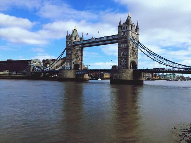 Photo le pont de la porte d'or sur la rivière contre un ciel nuageux