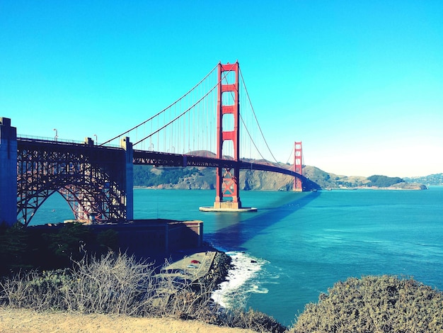 Photo le pont de la porte d'or sur la rivière