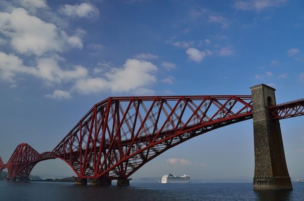 Pont Queensferry et bateau de croisière